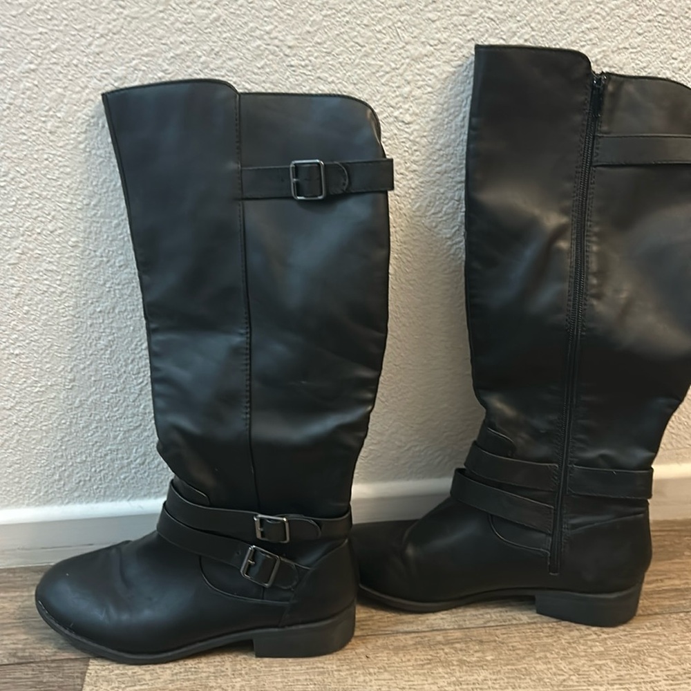Women’s long boots black gently used
